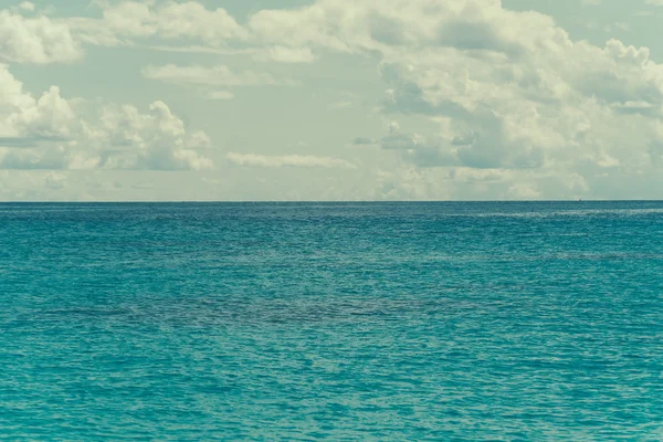 Céu azul e água do oceano - filtro de filme vintage — Fotografia de Stock