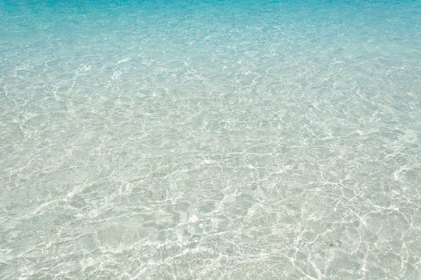 Mare sulla spiaggia di sabbia — Foto Stock