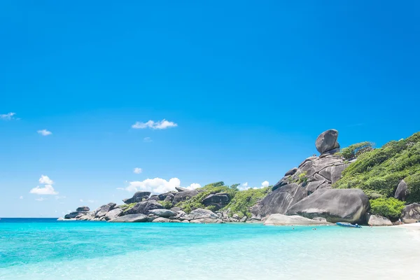 Koh Similan č.8 ostrov s plachetnice rockových Simil — Stock fotografie