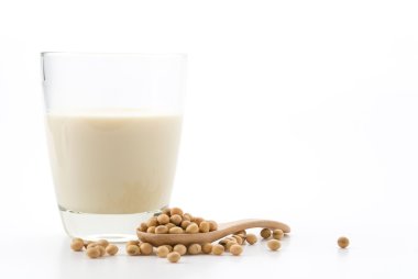 beyaz arkaplanda soya sütü