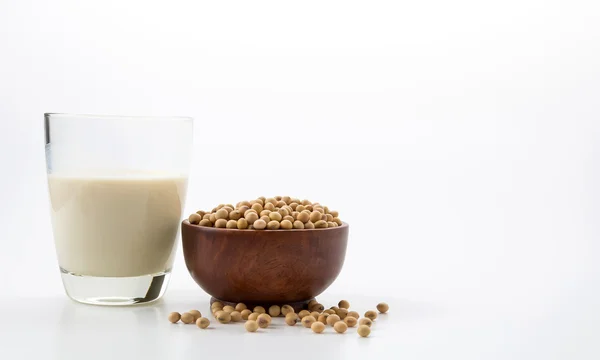 Соєве молоко на білому фоні — стокове фото