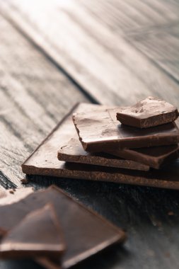 ahşap arka plan üzerinde koyu çikolata