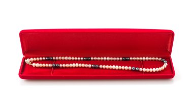 Beyaz arkaplanda mücevher kutusu