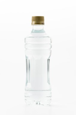 Beyaz arka planda plastik şişe