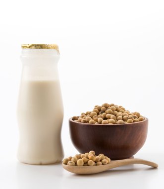 beyaz arkaplanda soya sütü