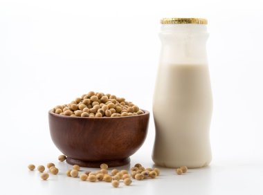 beyaz arkaplanda soya sütü