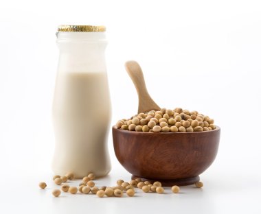 beyaz arkaplanda soya sütü