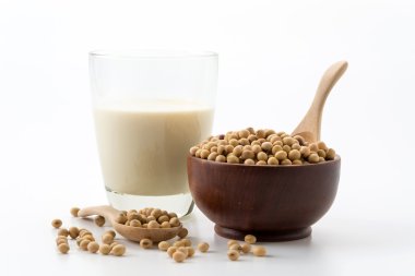 beyaz arkaplanda soya sütü