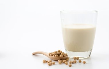 beyaz arkaplanda soya sütü