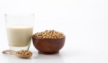 beyaz arkaplanda soya sütü
