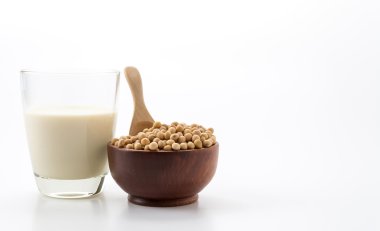 beyaz arkaplanda soya sütü