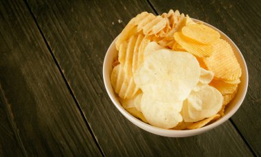 patates cipsi Wood - vintage film filtresi ile yumuşak odak