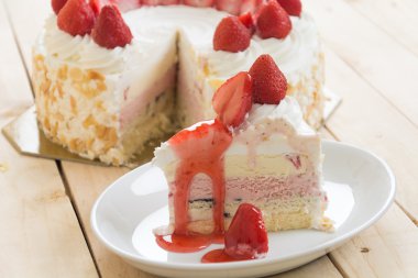 tatlı çilekli tatlı dondurma pastası.