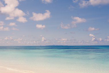 Mavi gökyüzü ve okyanus - vintage film filtre su