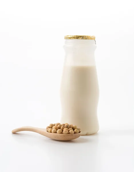 Leche de soja sobre fondo blanco — Foto de Stock