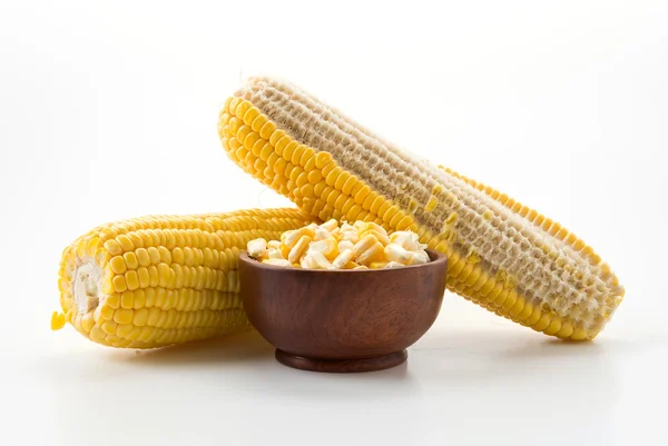 Färsk majs på vit bakgrund — Stockfoto
