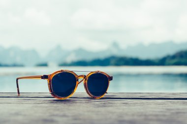 Ahşap üzerine güneş gözlüğü