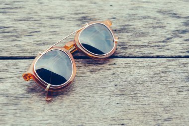 Ahşap üzerine güneş gözlüğü