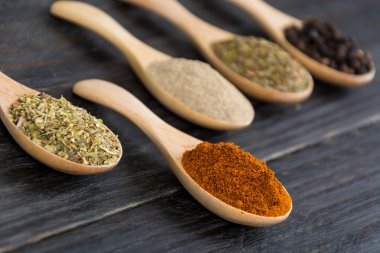 Baharat ve otlar kase.  