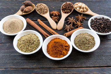 Baharat ve otlar kase.  