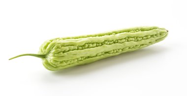 Beyaz arkaplanda Momordica charantia