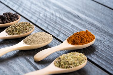 Baharat ve otlar kase.  