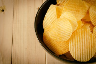 patates cipsi Wood - vintage film filtresi ile yumuşak odak