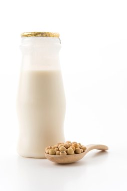 beyaz arkaplanda soya sütü