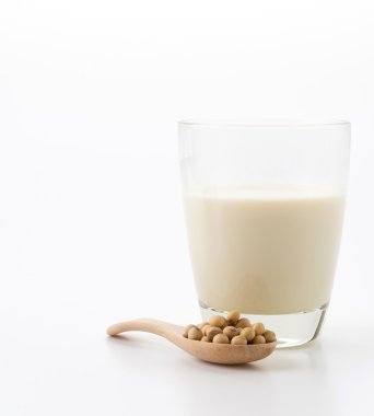 beyaz arkaplanda soya sütü