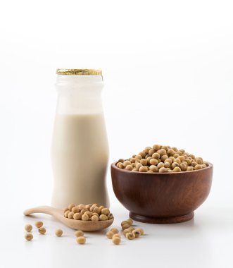 beyaz arkaplanda soya sütü