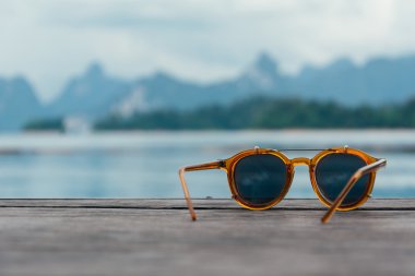 Ahşap üzerine güneş gözlüğü