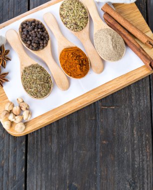 Baharat ve otlar kase.  