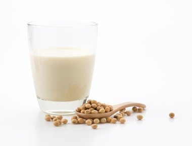 beyaz arkaplanda soya sütü