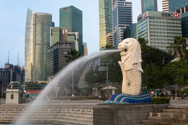 Singapur, 16 Čec 2015: Pohled Merilon socha na Marina Bay jsem — Stock fotografie