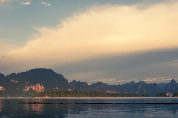 Sjön med bergsutsikt — Stockfoto