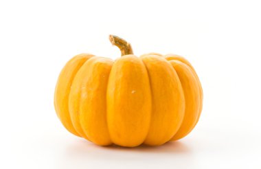 Beyaz arkaplanda taze balkabağı