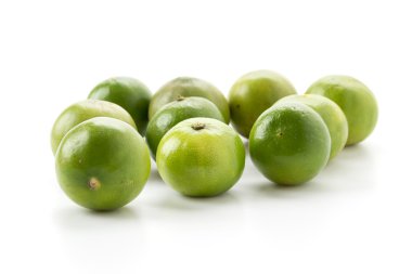 Beyaz arkaplanda yeşil limon