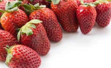 Beyaz arka planda taze çilekler