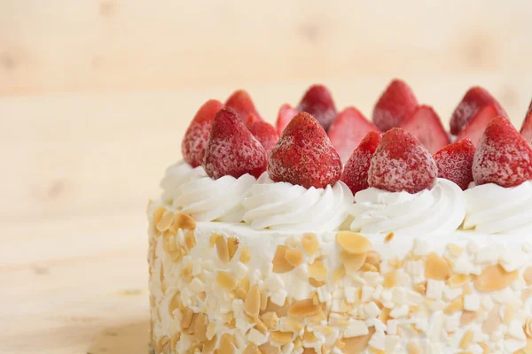 Gâteau à la crème glacée sucré aux fraises — Photo