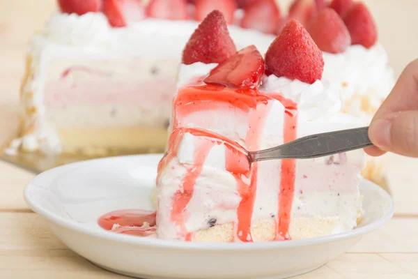 Zoete aardbeienlekkernij ijstaart — Stockfoto