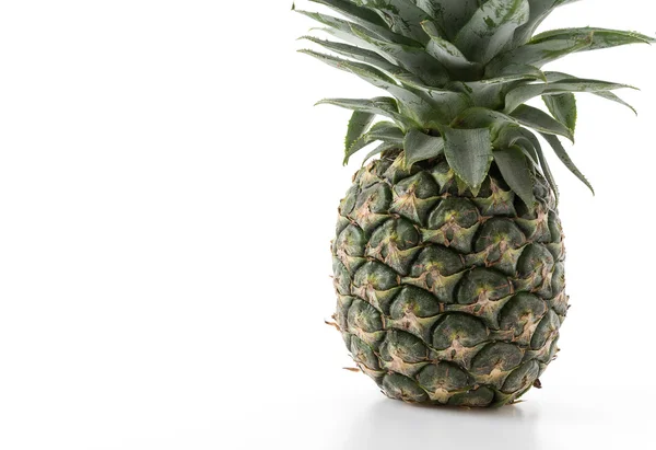 Verse ananas op witte achtergrond — Stockfoto