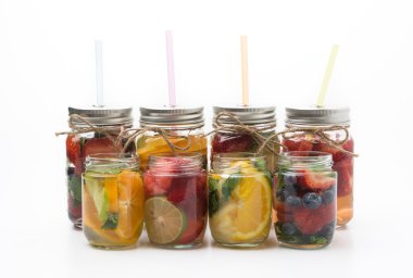 Beyaz arkaplanda aşılanmış su