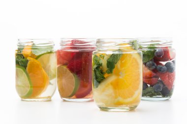 Beyaz arkaplanda aşılanmış su