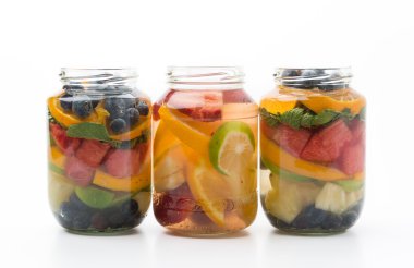 Beyaz arkaplanda aşılanmış su