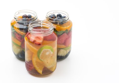 Beyaz arkaplanda aşılanmış su