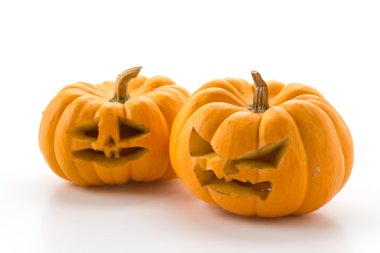 Beyaz arka planda Cadılar Bayramı kabağı