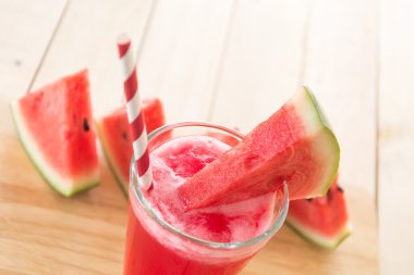 Ahşap arka planda karpuz smoothie