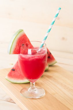 Ahşap arka planda karpuz smoothie