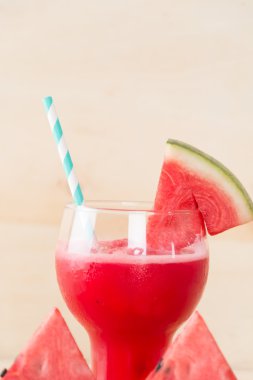 Ahşap arka planda karpuz smoothie