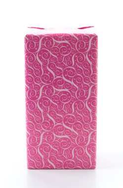 Beyaz arkaplanda hediye kutusu